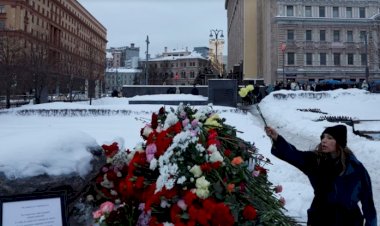 Tutuklanma riskine rağmen Ruslar Navalny anısına çiçekler bırakmaya devam ediyor