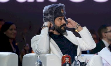 540 Doları veren içeri girdi: Burak Özçivit'ten Moskova çıkarması