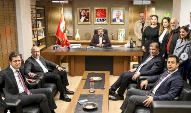 İzmir CHP'de Çatlayan Kale Duvarları: Liste krizi mi, yoksa derinlerdeki iktidar savaşı mı?