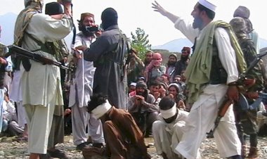 Afganistan'da Taliban'dan kamuya açık çifte infaz