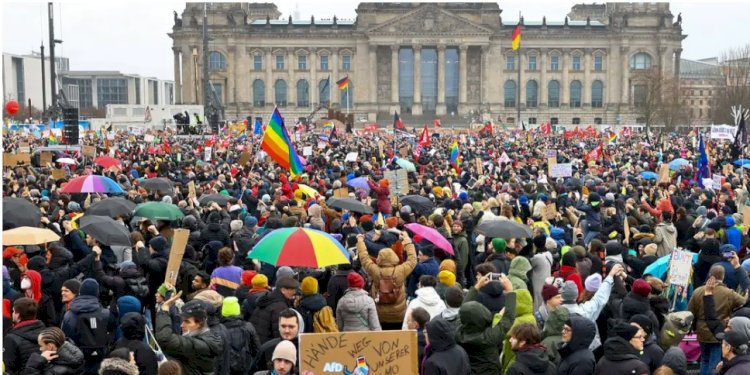 Berlin'de 150 bin kişi aşırı sağcılığa karşı yürüdü