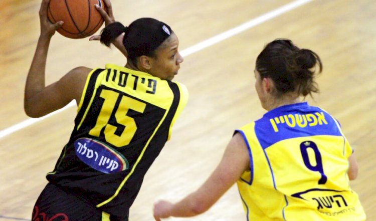 İrlanda kadın milli basketbol takımı, İsrail takımıyla seremonide el sıkışmayı reddetti