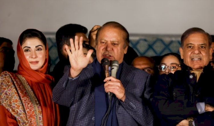 Pakistan'ın eski başbakanı Navaz Şerif genel seçimleri kazandığını ilan etti, koalisyon arayışına başladı