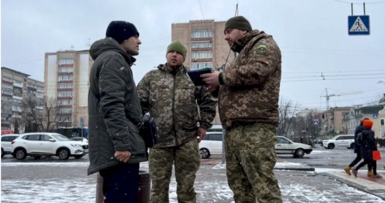 Savaş yorgunu Ukrayna cephe hattına gönderecek asker bulmakta zorlanıyor