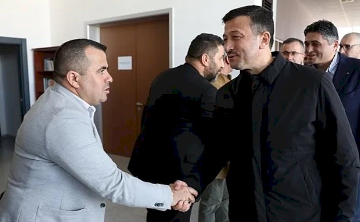 Hamza Dağ, İzmir'de Seçim Çalışmalarını Aliağa ve Yeni Foça'da Sürdürdü