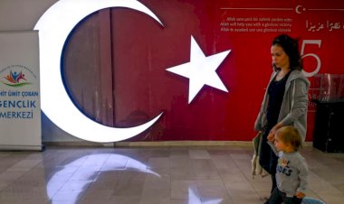 Siyasi parti liderleri ve adaylar oylarını kullanıyor