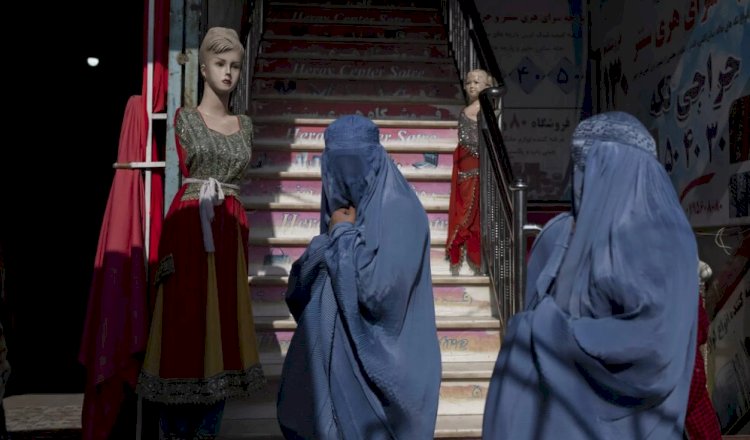 Afganistan'da burkalı iki kız kardeş şarkı söyleyerek, Taliban'a 'meydan okuyor'