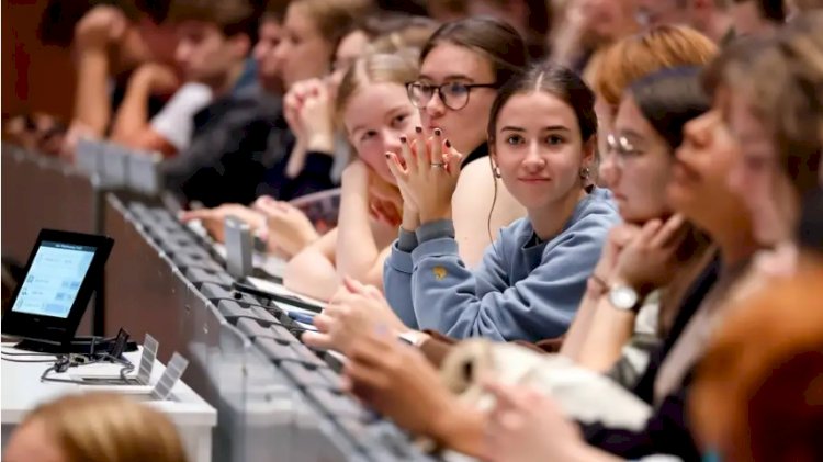 Almanya'da öğrencilere bin euroluk yardım