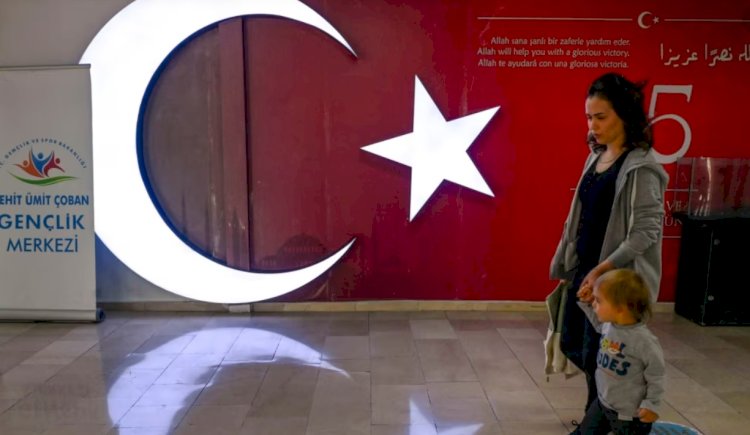 Siyasi parti liderleri ve adaylar oylarını kullanıyor