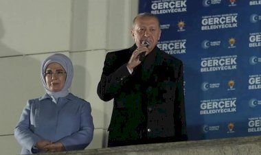 Balkonda, Erdoğan'ın yanında Emine Erdoğan dışında kimse yoktu
