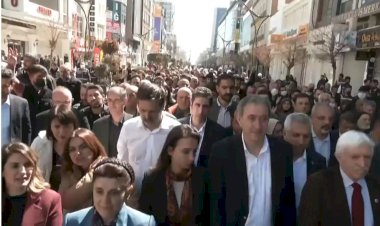 Van'da Abdullah Zeydan kararına karşı yürüyüş: Yasağa rağmen binlerce kişi eyleme katıldı