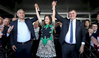 Cemil Tugay, görevi Karşıyaka Belediye Başkanı Yıldız Ünsal’a devretti
