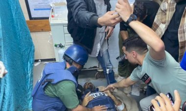 İsrail Gazze’de mülteci kampını bombaladı: Ağır yaralanan TRT kameramanının bacağı ampute edildi