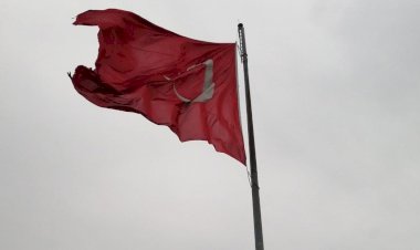 Akçay Meydanında Dalgalanan Bayrak Ağlıyor!