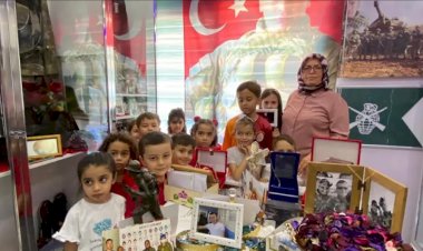 Şehit oğlunun hasretini, evdeki odasını anı evine çevirerek gidermeye çalışıyor