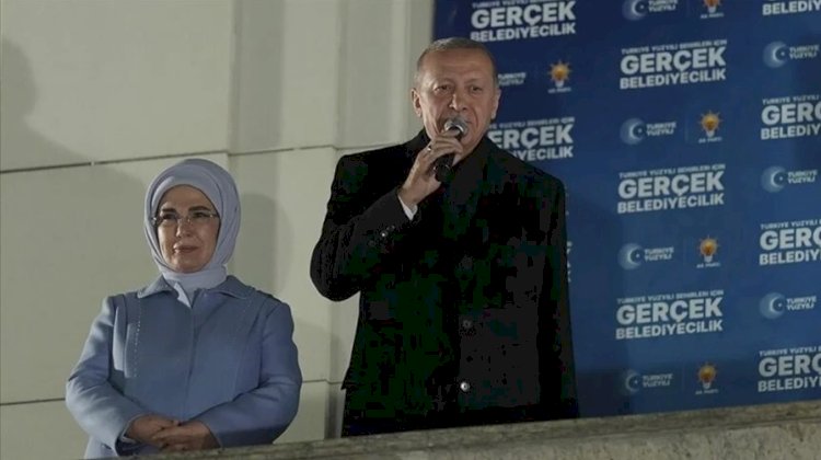 Balkonda, Erdoğan'ın yanında Emine Erdoğan dışında kimse yoktu