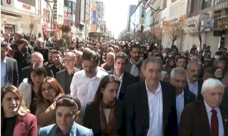 Van'da Abdullah Zeydan kararına karşı yürüyüş: Yasağa rağmen binlerce kişi eyleme katıldı