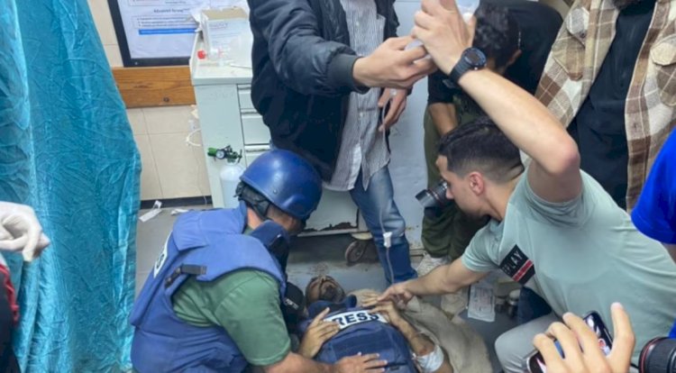 İsrail Gazze’de mülteci kampını bombaladı: Ağır yaralanan TRT kameramanının bacağı ampute edildi