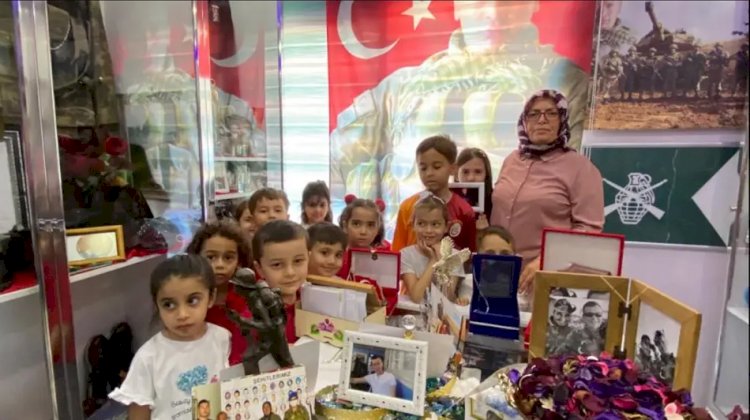Şehit oğlunun hasretini, evdeki odasını anı evine çevirerek gidermeye çalışıyor