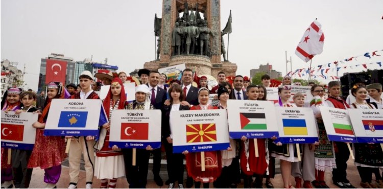 İmamoğlu Taksim’deki 23 Nisan törenine katıldı: Umarım çocuklarına mahcup olmayan yöneticiler oluruz