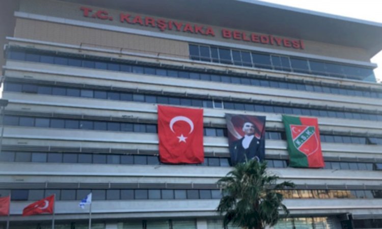Karşıyaka'da maaş krizi: İşçiler belediye önünde toplandı