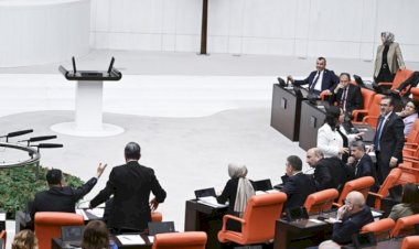 Meclis'te hakaretler havada uçuştu... 'Konuşma lan', 'Zırto', 'Sarhoş', 'Terörist'