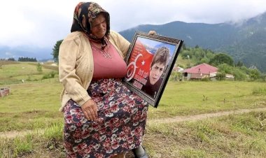 Şehit annelerinden ağlatan sözler: Eren’imin kokusunu kır çiçeklerinden alıyorum