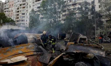 Ukrayna: Rusya sınır kasabasına girdi, Zelenskiy yurtdışı gezilerini erteledi
