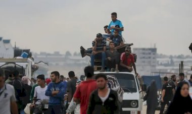 Gazzeli yetkililer: İsrail tankları çadır kampını vurdu