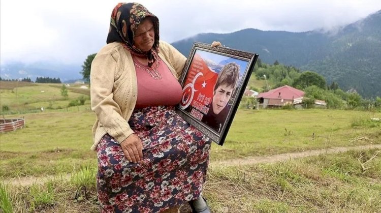 Şehit annelerinden ağlatan sözler: Eren’imin kokusunu kır çiçeklerinden alıyorum