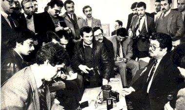 Siyasiler ve gazeteciler… Söz meclisten dışarı…
