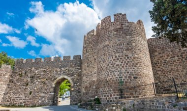 İzmir Kadifekale'yi kuran Hatşepsut mu, Belkıs mıydı?