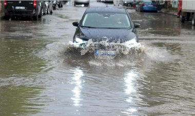 İzmir'i sel vurdu: 2 can kaybı