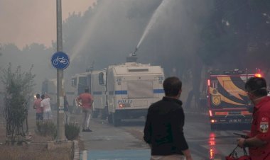 İzmir Buca'da yangına karşı mücadele: Alevler yerleşim yerlerine yaklaştı