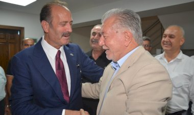 MHP İzmir'de Siyaset Sahnesinde: Tamer Osmanağaoğlu'nun İESOB Ziyareti Erken Seçim Sinyali mi?