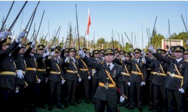 Mustafa Kemal'in Askerleriyiz Diyen Kara Harp Okulu Mezunlarına İdari Soruşturma