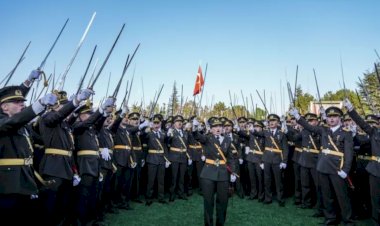 Kara Harp Okulu Mezuniyet Töreninde 'Kılıçlı Yemin' Tartışması: MSB İnceleme Başlattı