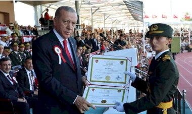 Türkiye, Teğmenlerin Ettiği Yemini ve Çekilen Kılıçları Tartışıyor!