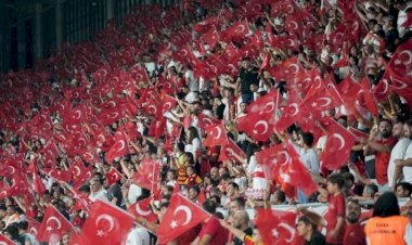 İzmir'de Tribünler Tek Yürek: Mustafa Kemal'in Askerleriyiz