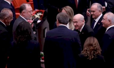 Bahçeli'den DEM Partililer ile El Sıkışma Açıklaması: Cumhurbaşkanımızın Konuşmasının Gereğini Yaptım