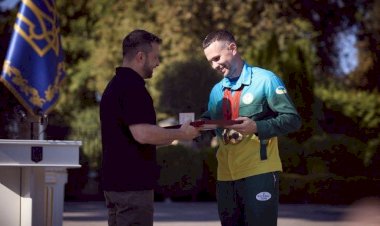 Ukrayna Cumhurbaşkanı Zelenskiy'den Paralimpik Sporculara ve Antrenörlerine Onur Madalyaları