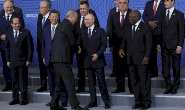 Erdoğan, BRICS Zirvesinde Aile Fotoğrafında Putin ile Yan Yana