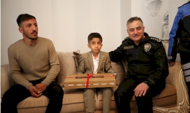 Şehit Torunu Yiğit Eymen'in İstiklal Marşı Hassasiyeti: Yolda Tek Başına Saygı Duruşunda Bulundu