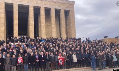 Teğmenlere Destek İçin Anıtkabir’e Yürüyüş: Cumhuriyet Değerlerine Bağlılık Vurgusu