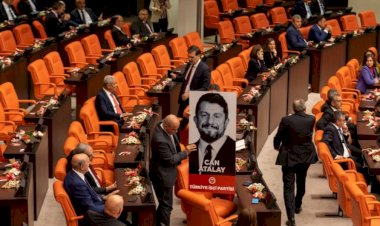 Can Atalay AYM Kararlarına Rağmen Tahliye Edilmedi: Hukuk Devleti Tartışması Büyüyor