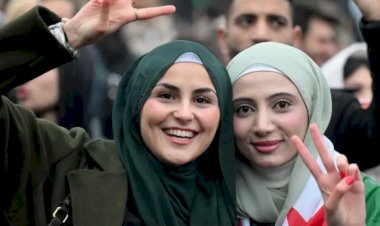 Fotoğraflarla: Dünyanın Dört Bir Yanında Suriyeliler Esad’ın Gidişini Kutluyor