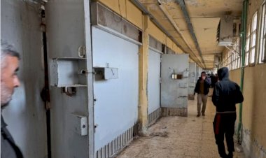 Suriyeliler, gizli kısımları olduğu söylenen Sednaya Hapishanesi'nde yakınlarını aramayı sürdürüyor