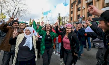 Suriye'de HTŞ Anayasayı Askıya Aldı, Halkı Kutlamaya Çağırdı
