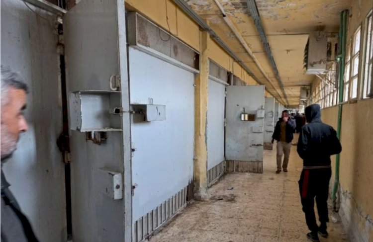 Suriyeliler, gizli kısımları olduğu söylenen Sednaya Hapishanesi'nde yakınlarını aramayı sürdürüyor