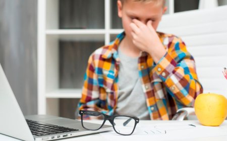 Karanlıkta Ekrana Bakmak Miyop Riskini Artırıyor
